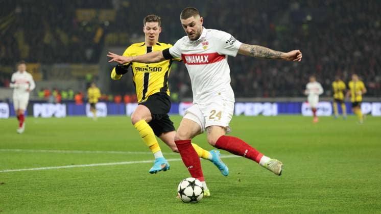 11.12.2024, Deutschland, Stuttgart, Fußball Champions League, VfB Stuttgart vs. Young Boys Bern, v.l. Cedric Itten (Bern) Jeff Chabot (VfB)