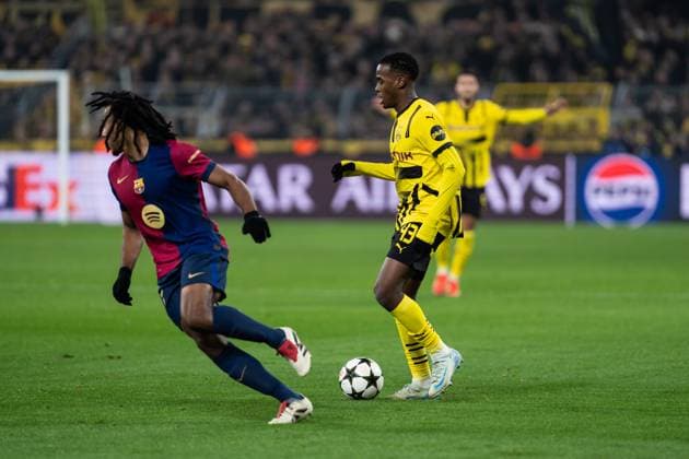 GER, Champions League, Borussia Dortmund vs FC Barcelona, Barca 11.12.2024, SIgnal Iduna Park, Dortmund, GER, Champions League, Borussia Dortmund vs FC Barcelona Im Bild: Jamie Gittens (Borussia Dortmund, 43) Einzelaktion; Ganzkörper Ganzkoerper ; Ball am Fuss;