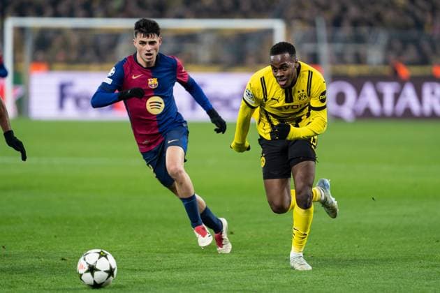 GER, Champions League, Borussia Dortmund vs FC Barcelona, Barca 11.12.2024, SIgnal Iduna Park, Dortmund, GER, Champions League, Borussia Dortmund vs FC Barcelona Im Bild: Zweikampf zwischen Jamie Gittens (Borussia Dortmund, 43) und Pedri (FC Barcelona, 8)