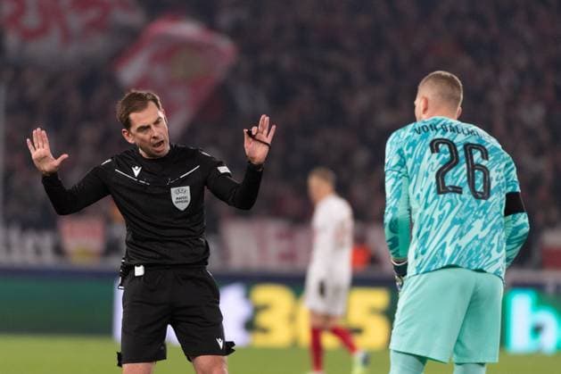 Schiedsrichter Giorgi Kruashvili (GEO), verwarnt David von Ballmoos (BSC Young Boys Bern, 26) wegen verzoegerungen. GER, VfB Stuttgart vs. BSC Young Boys Bern, Fussball, Herren, UEFA Champions League, 6. Spieltag, Spielzeit 2024 2025, 11.12.2024, GER, VfB Stuttgart vs. BSC Young Boys Bern, Fussball, Herren, UEFA Champions League, 6. Spieltag, Spielzeit 2024 2025, 11.12.2024 Stuttgart Copyright: xEibner-Pressefoto WolfgangxFrankx EP_WFK