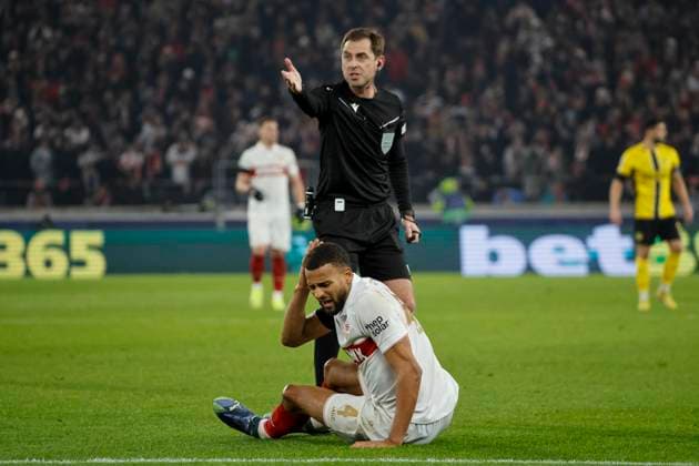 Josha Vagnoman (VfB Stuttgart, 04) verletzt am Boden und Schiedsrichter Giorgi Kruashvili (GEO) , Fussball, UEFA Champions League, 6. Spieltag, 2024 2025, VfB Stuttgart vs. Young Boys Bern, 11.12.2024, Arena Stuttgart, Stuttgart, Deutschland Stuttgart Arena Stuttgart Baden-Württemberg Deutschland Copyright: xGrantxHubbsx