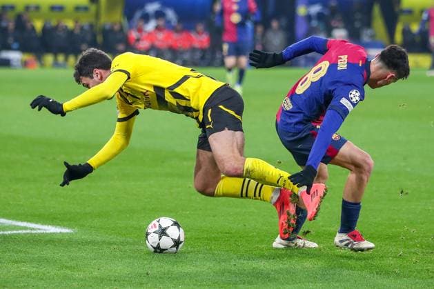 11.12.2024, UEFA Champions League, Borussia Dortmund - FC Barcelona, Barca 8. Spieltag, Signal Iduna Park, Saison 2024 2025: Felix Nmecha (BVB 8) im zweikampf gegen Pedri (Barca 8) Nordrhein-Westfalen Deutschland
