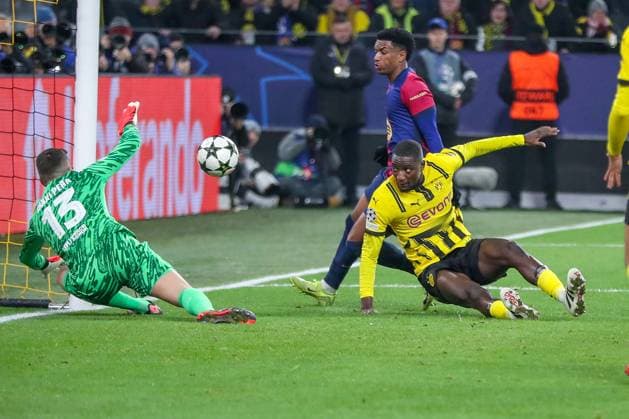 11.12.2024, UEFA Champions League, Borussia Dortmund - FC Barcelona, Barca 8. Spieltag, Signal Iduna Park, Saison 2024 2025: Inaki Pena (Barca 13) verteidigt das Tor gegen den Angriff von Serhou Guirassy (BVB 9) Nordrhein-Westfalen Deutschland