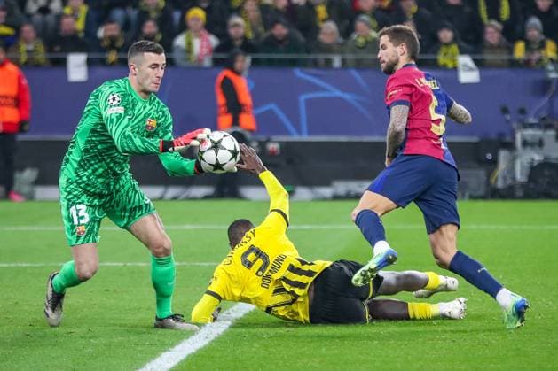 11.12.2024, UEFA Champions League, Borussia Dortmund - FC Barcelona, Barca 8. Spieltag, Signal Iduna Park, Saison 2024 2025: Inaki Pena (Barca 13) verteidigt das Tor gegen den Angriff von Serhou Guirassy (BVB 9) Nordrhein-Westfalen Deutschland