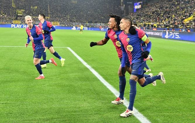 11.12.2024, xhbx, Fussball UEFA Champions League, Borussia Dortmund - FC Barcelona, Barca emspor, v.l. Torjubel, Goal celebration, celebrate the goal 0:1 durch Raphinha (FC Barcelona) (DFL DFB REGULATIONS PROHIBIT ANY USE OF PHOTOGRAPHS as IMAGE SEQUENCES and or QUASI-VIDEO) Dortmund
