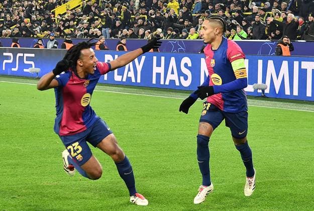 11.12.2024, xhbx, Fussball UEFA Champions League, Borussia Dortmund - FC Barcelona, Barca emspor, v.l. Torjubel, Goal celebration, celebrate the goal 0:1 durch Raphinha (FC Barcelona) (DFL DFB REGULATIONS PROHIBIT ANY USE OF PHOTOGRAPHS as IMAGE SEQUENCES and or QUASI-VIDEO) Dortmund