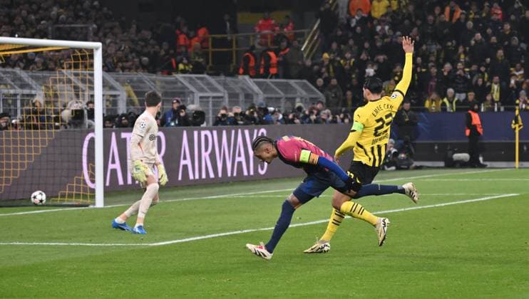 Raphinha FC Barcelona, Barca , mi., erzielt das Tor zum 0:1 11.12.2024, Fussball UEFA Champions League 2024 25, 6. Spieltag Borussia Dortmund - FC Barcelona Dortmund Signal Iduna Park Nordrhein Westfalen Deutschland