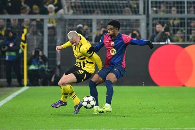 Julian Ryerson 26 (Borussia Dortmund) im Zweikampf, Aktion, mit Alejandro Balde 3 FC Barcelona, Barca , Borussia Dortmund vs. FC Barcelona , Fussball, Champions League, 6. Spieltag, 11.12.2024 Dortmund Nordrhein-Westfalen Deutschland