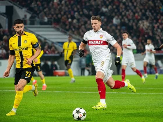 Ermedin Demirovic (VfB Stuttgart, 09) im Zweikampf mit Loris Benito (YB Bern, 23), GER, VfB Stuttgart vs. BSC Young Boys Bern, Fussball, Herren, UEFA Champions League, 6. Spieltag, Spielzeit 2024 2025, 11.12.2024 GER, VfB Stuttgart vs. BSC Young Boys Bern, Fussball, Herren, UEFA Champions League, 6. Spieltag, Spielzeit 2024 2025, 11.12.2024 Stuttgart Copyright: xEibner-Pressefoto Memmlerx EP_MMR