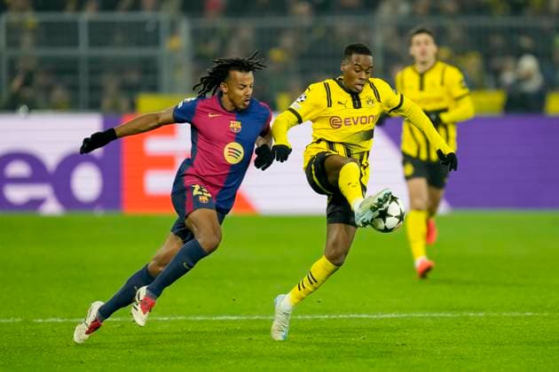Jules Kounde FC Barcelona, Barca und Jamie Gittens (Borussia Dortmund) battle for the ball during the UEFA Champions League 2024 25 League Phase MD6 match between Borussia Dortmund and FC Barcelona at Signal Iduna Park on December 11, 2024 in Dortmund, Germany. (Photo by Alex Gottschalk DeFodi Images) Defodi-001_BVBFCB20241211_151