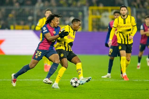 Jules Kounde FC Barcelona, Barca und Jamie Gittens (Borussia Dortmund) battle for the ball during the UEFA Champions League 2024 25 League Phase MD6 match between Borussia Dortmund and FC Barcelona at Signal Iduna Park on December 11, 2024 in Dortmund, Germany. (Photo by Alex Gottschalk DeFodi Images) Defodi-001_BVBFCB20241211_152