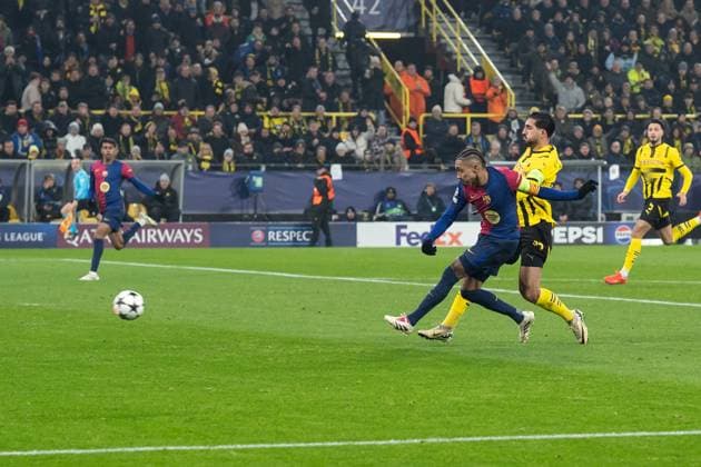 GER, Champions League, Borussia Dortmund vs FC Barcelona, Barca 11.12.2024, SIgnal Iduna Park, Dortmund, GER, Champions League, Borussia Dortmund vs FC Barcelona Im Bild: Torschuss von Raphinha (FC Barcelona, 11) zum 0:1