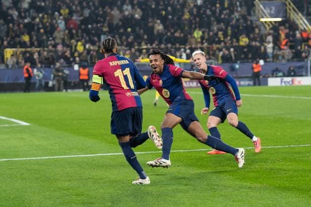 GER, Champions League, Borussia Dortmund vs FC Barcelona, Barca 11.12.2024, SIgnal Iduna Park, Dortmund, GER, Champions League, Borussia Dortmund vs FC Barcelona Im Bild: Torjubel Jubel ueber das Tor zum 0:1 durch Raphinha (FC Barcelona, 11) Jules Koundà Kounde (FC Barcelona, 23) Dani Olmo (FC Barcelona, 20)