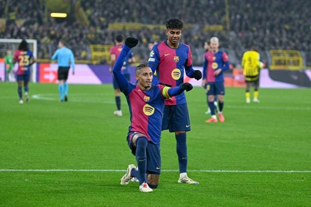 11.12.2024, Fussball, Champions League, 6. Spieltag, Saison 2024 2025, Borussia Dortmund - FC Barcelona, Barca Raphinha (FC Barcelona) freut sich über das Tor zum 0:1 mit Lamine Yamal (FC Barcelona). xRHR-FOTO TKx Copyright: RHR-FOTOx RHR-FOTO TK