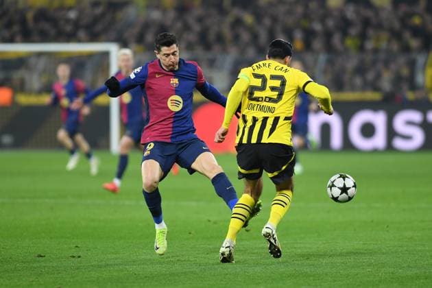 persons} im Zweikampf waehrend des Spiels der UEFA Champions League 2024 25 Ligen-Phase 6. Spieltag zwischen Borussia Dortmund und FC Barcelona, Barca SIGNAL IDUNA PARK am 11. December 2024 in Dortmund, Deutschland. (Foto von Ralf Treese DeFodi Images) +++ Robert Lewandowski (FC Barcelona) und Emre Can (Borussia Dortmund) battle for the ball during the UEFA Champions League 2024 25 League Phase MD6 match between Borussia Dortmund and FC Barcelona at Signal Iduna Park on December 11, 2024 in Dortmund, Germany. Defodi-521_BVBFCB20241211_023