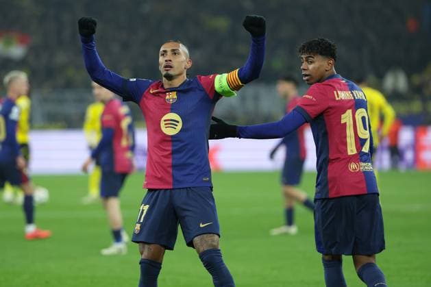 UEFA Champions League - Borussia Dortmund - FC Barcelona, Barca am 11.12.2024 im Signal Iduna Park in Dortmund Jubel, Torjubel, Torschuetze, Torschütze Raphinha (Barcelona 11) jubelt nach seinem Tor zum 0 zu 1 mit Lamine Yamal (Barcelona 19)