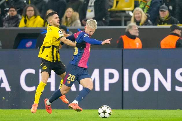 Yan Couto (Borussia Dortmund) und Dani Olmo FC Barcelona, Barca battle for the ball during the UEFA Champions League 2024 25 League Phase MD6 match between Borussia Dortmund and FC Barcelona at Signal Iduna Park on December 11, 2024 in Dortmund, Germany. (Photo by Alex Gottschalk DeFodi Images) Defodi-001_BVBFCB20241211_164