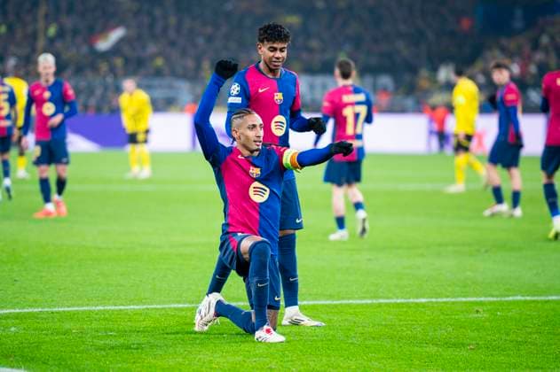 11.12.2024 - Fußball, 2024 2025, UEFA Champions League, 6. Spieltag, Borussia Dortmund - FC Barcelona, Barca (L-R) Raphinha (Barcelona) jubelt nach seinem Tor zum 0:1 mit Lamine Yamal (Barcelona) Dortmund Nordrhein-Westfalen Deutschland Signal Iduna Park