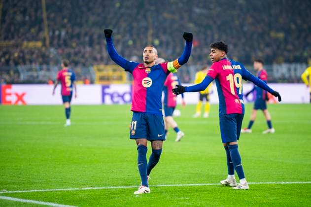 11.12.2024 - Fußball, 2024 2025, UEFA Champions League, 6. Spieltag, Borussia Dortmund - FC Barcelona, Barca (L-R) Raphinha (Barcelona) jubelt nach seinem Tor zum 0:1 mit Lamine Yamal (Barcelona) Dortmund Nordrhein-Westfalen Deutschland Signal Iduna Park