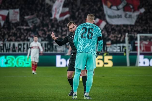 Fussball UEFA Champions League 2024 2025, 6. Spieltag - VfB Stuttgart vs. BSC Young Boys Bern YB - Stuttgart Arena: David von Ballmoos (BSC Young Boys, 26) mit Schiedsrichter Giorgi Kruashvili (GEO) Copyright: xJOERANxSTEINSIEKx