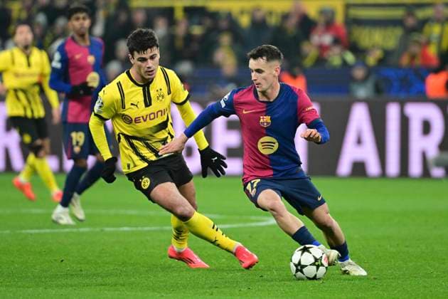 Giovanni Reyna 7 (Borussia Dortmund) im Zweikampf, Aktion, mit Marc Casado 17 FC Barcelona, Barca , Borussia Dortmund vs. FC Barcelona , Fussball, Champions League, 6. Spieltag, 11.12.2024 Dortmund Nordrhein-Westfalen Deutschland