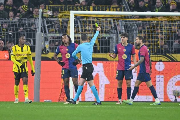 11.12.2024, Fussball, Champions League, 6. Spieltag, Saison 2024 2025, Borussia Dortmund - FC Barcelona, Barca Schiedsrichter Francois Letexier zeigt Pau Cubarsi (FC Barcelona) die Gelbe Karte. xRHR-FOTO TKx Copyright: RHR-FOTOx RHR-FOTO TK