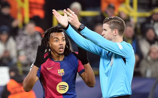 11.12.2024, xhbx, Fussball UEFA Champions League, Borussia Dortmund - FC Barcelona, Barca emspor, v.l. Jules Kounde (FC Barcelona), Francois Letexier (UEFA Schiedsrichter) (DFL DFB REGULATIONS PROHIBIT ANY USE OF PHOTOGRAPHS as IMAGE SEQUENCES and or QUASI-VIDEO) Dortmund