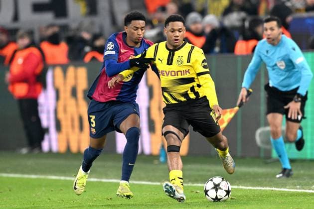 DORTMUND - (l-r) Alejandro Balde of FC Barcelona, Barca Julien Duranville of Borussia Dortmund during the UEFA Champions league match between Borussia Dortmund and FC Barcelona at the Signal Iduna Park on Dec. 11, 2024 in Dortmund, Germany. ANP Hollandse Hoogte UEFA Champions League 2024 25 League phase 6 2024 25 xVIxANPxSportx xGerritxvanxKeulenxIVx 515491881 originalFilename: 515491881.jpg