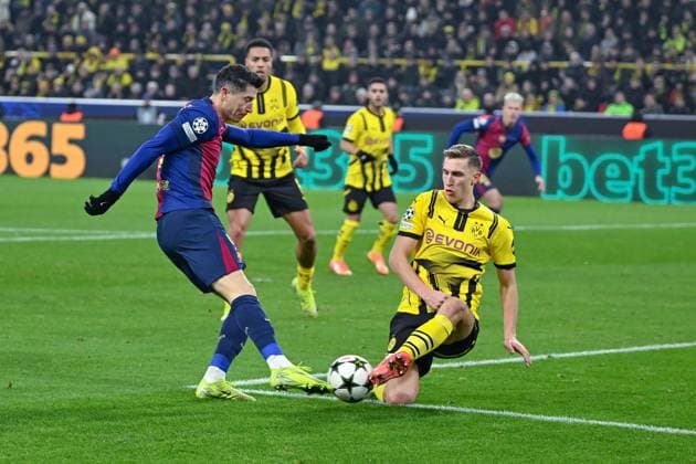 11.12.2024, Fussball, Champions League, 6. Spieltag, Saison 2024 2025, Borussia Dortmund - FC Barcelona, Barca Torchance: Robert Lewandowski (FC Barcelona), Nico Schlotterbeck (Borussia Dortmund) xRHR-FOTO TKx Copyright: RHR-FOTOx RHR-FOTO TK