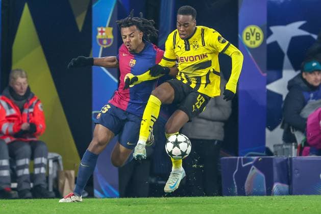 11.12.2024, UEFA Champions League, Borussia Dortmund - FC Barcelona, Barca 8. Spieltag, Signal Iduna Park, Saison 2024 2025: Jules Kounde (Barca 23) zweikampf gegen Jamie Gittens (BVB 43) Nordrhein-Westfalen Deutschland