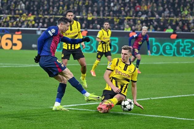11.12.2024, Fussball, Champions League, 6. Spieltag, Saison 2024 2025, Borussia Dortmund - FC Barcelona, Barca Torchance: Robert Lewandowski (FC Barcelona), Nico Schlotterbeck (Borussia Dortmund) xRHR-FOTO TKx Copyright: RHR-FOTOx RHR-FOTO TK