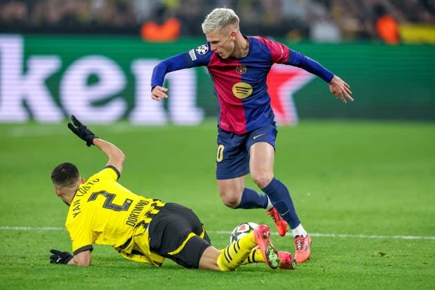 11.12.2024, UEFA Champions League, Borussia Dortmund - FC Barcelona, Barca 8. Spieltag, Signal Iduna Park, Saison 2024 2025: Yan Couto (BVB 2) im Zweikampf gegen Dani Olmo (Barca 20) Nordrhein-Westfalen Deutschland