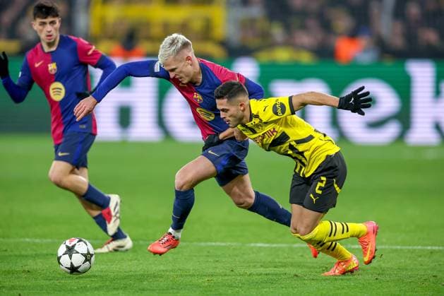 11.12.2024, UEFA Champions League, Borussia Dortmund - FC Barcelona, Barca 8. Spieltag, Signal Iduna Park, Saison 2024 2025: Yan Couto (BVB 2) im Zweikampf gegen Dani Olmo (Barca 20) Nordrhein-Westfalen Deutschland