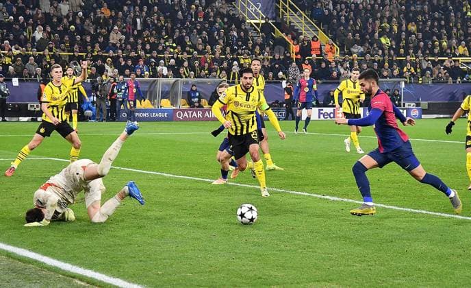 11.12.2024, xhbx, Fussball UEFA Champions League, Borussia Dortmund - FC Barcelona, Barca emspor, v.l. Goal scored, Tor zum 1;2 Gregor Kobel (Borussia Dortmund), Ferran Torres (FC Barcelona) (DFL DFB REGULATIONS PROHIBIT ANY USE OF PHOTOGRAPHS as IMAGE SEQUENCES and or QUASI-VIDEO) Dortmund