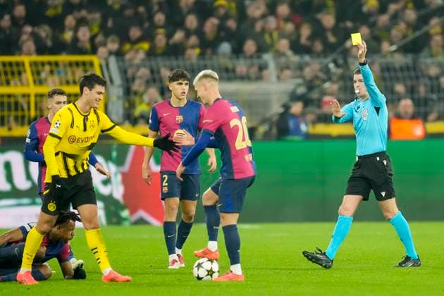Schiedsrichter Francois Letexier show the yellow card during the UEFA Champions League 2024 25 League Phase MD6 match between Borussia Dortmund and FC Barcelona, Barca at Signal Iduna Park on December 11, 2024 in Dortmund, Germany. (Photo by Alex Gottschalk DeFodi Images) Defodi-001_BVBFCB20241211_198