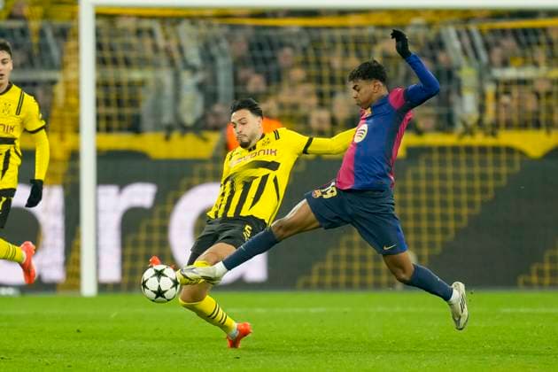 Ramy Bensebaini (Borussia Dortmund) und Lamine Yamal FC Barcelona, Barca battle for the ball during the UEFA Champions League 2024 25 League Phase MD6 match between Borussia Dortmund and FC Barcelona at Signal Iduna Park on December 11, 2024 in Dortmund, Germany. (Photo by Alex Gottschalk DeFodi Images) Defodi-001_BVBFCB20241211_215