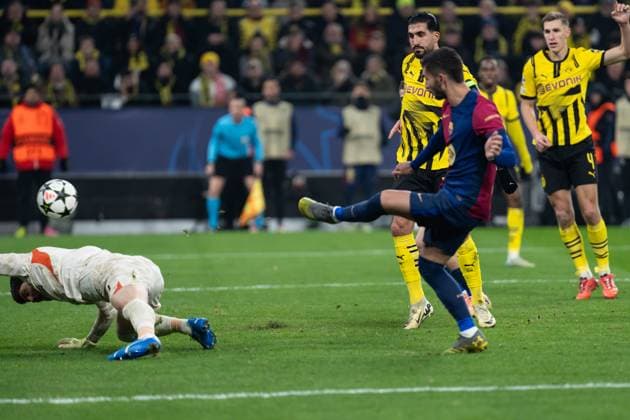 GER, Champions League, Borussia Dortmund vs FC Barcelona, Barca 11.12.2024, SIgnal Iduna Park, Dortmund, GER, Champions League, Borussia Dortmund vs FC Barcelona Im Bild: Torschuss zum 1:2 durch Ferran Ferran Torres (FC Barcelona, 7)