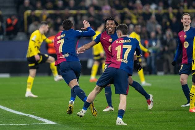 GER, Champions League, Borussia Dortmund vs FC Barcelona, Barca 11.12.2024, SIgnal Iduna Park, Dortmund, GER, Champions League, Borussia Dortmund vs FC Barcelona Im Bild: Torjubel Jubel ueber das Tor zum 1:2 durch Ferran Ferran Torres (FC Barcelona, 7) Jules KoundÃ Kounde (FC Barcelona, 23) Marc Casado Casado (FC Barcelona, 17)
