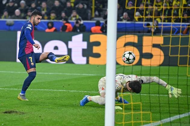 11.12.2024, Fussball, Champions League, 6. Spieltag, Saison 2024 2025, Borussia Dortmund - FC Barcelona, Barca Ferran Torres (FC Barcelona) (r) erzielt das Tor zum 2:1. Torwart Gregor Kobel (Borussia Dortmund) (l) xRHR-FOTO TKx Copyright: RHR-FOTOx RHR-FOTO TK