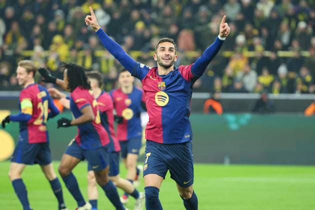 UEFA Champions League - Borussia Dortmund - FC Barcelona, Barca am 11.12.2024 im Signal Iduna Park in Dortmund Jubel, Torjubel, Torschuetze, Torschütze Ferran Torres (Barcelona 7) jubelt nach seinem Tor zum 2 zu 1