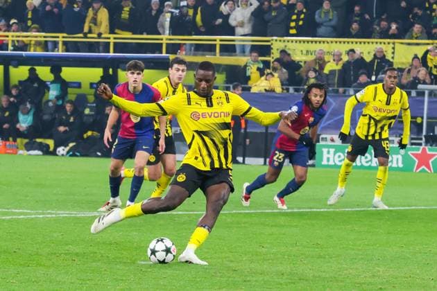 Dortmund, Deutschland 11. Dezember 2024: Champions League - 2024 2025 - Borussia Dortmund vs. FC Barcelona, Barca Im Bild: Torschütze Serhou Guirassy (BVB) verwandelt den Strafelfmeter zum 1:1. Signal Iduna Park Nordrhein Westfalen Copyright: xFotostandx xFantinix