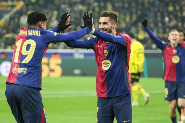 UEFA Champions League - Borussia Dortmund - FC Barcelona, Barca am 11.12.2024 im Signal Iduna Park in Dortmund Jubel, Torjubel, Torschuetze, Torschütze Ferran Torres (Barcelona 7) jubelt nach seinem Tor zum 2 zu 1 mit Lamine Yamal (Barcelona 19)