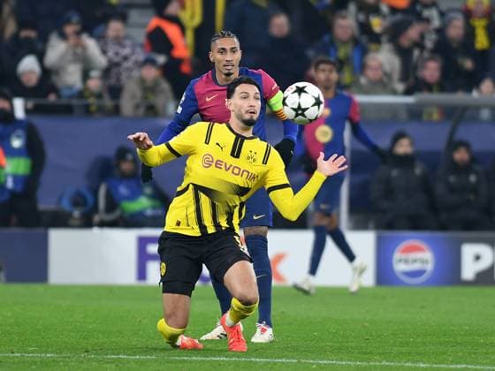 persons} im Zweikampf waehrend des Spiels der UEFA Champions League 2024 25 Ligen-Phase 6. Spieltag zwischen Borussia Dortmund und FC Barcelona, Barca SIGNAL IDUNA PARK am 11. December 2024 in Dortmund, Deutschland. (Foto von Ralf Treese DeFodi Images) +++ Ramy Bensebaini (Borussia Dortmund) und Raphinha (FC Barcelona) battle for the ball during the UEFA Champions League 2024 25 League Phase MD6 match between Borussia Dortmund and FC Barcelona at Signal Iduna Park on December 11, 2024 in Dortmund, Germany. Defodi-521_BVBFCB20241211_031