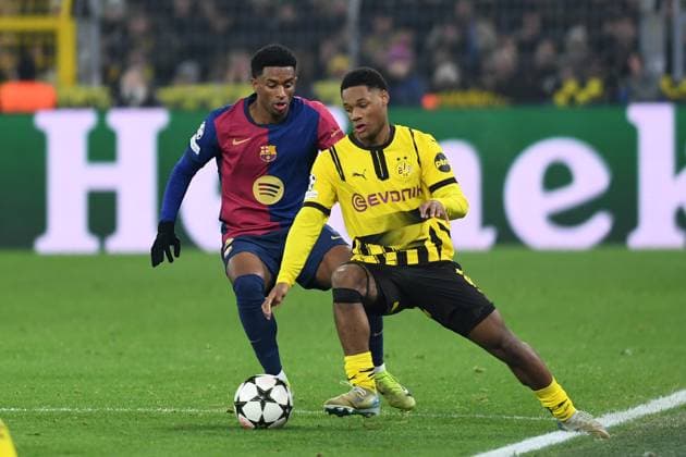 persons} im Zweikampf waehrend des Spiels der UEFA Champions League 2024 25 Ligen-Phase 6. Spieltag zwischen Borussia Dortmund und FC Barcelona, Barca SIGNAL IDUNA PARK am 11. December 2024 in Dortmund, Deutschland. (Foto von Ralf Treese DeFodi Images) +++ Alejandro Balde (FC Barcelona) und Julien Duranville (Borussia Dortmund) battle for the ball during the UEFA Champions League 2024 25 League Phase MD6 match between Borussia Dortmund and FC Barcelona at Signal Iduna Park on December 11, 2024 in Dortmund, Germany. Defodi-521_BVBFCB20241211_032