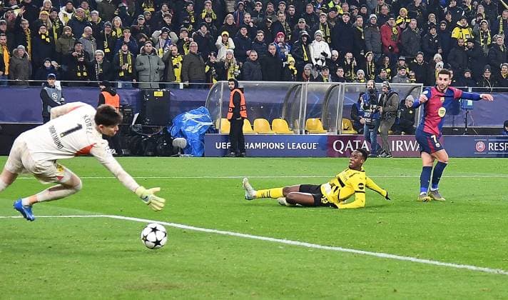 11.12.2024, xhbx, Fussball UEFA Champions League, Borussia Dortmund - FC Barcelona, Barca emspor, v.l. Goal scored, Tor zum 2;3 Gregor Kobel (Borussia Dortmund), Jamie Gittens (Borussia Dortmund), Ferran Torres (FC Barcelona) (DFL DFB REGULATIONS PROHIBIT ANY USE OF PHOTOGRAPHS as IMAGE SEQUENCES and or QUASI-VIDEO) Dortmund