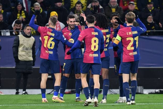 persons} Torjubel, jubelt mit seiner Mannschaft nach dem Treffer zum 1:2 waehrend des Spiels der UEFA Champions League 2024 25 Ligen-Phase 6. Spieltag zwischen Borussia Dortmund und FC Barcelona, Barca SIGNAL IDUNA PARK am 11. December 2024 in Dortmund, Deutschland. (Foto von Ralf Treese DeFodi Images) +++ Ferran Torres (FC Barcelona) celebrates after scoring his team™s second goal with teammates during the UEFA Champions League 2024 25 League Phase MD6 match between Borussia Dortmund and FC Barcelona at Signal Iduna Park on December 11, 2024 in Dortmund, Germany. Defodi-521_BVBFCB20241211_039