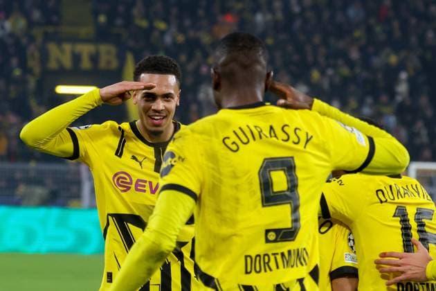 Dortmund, Deutschland 11. Dezember 2024: Champions League - 2024 2025 - Borussia Dortmund vs. FC Barcelona, Barca Im Bild: v.li. Felix Nmecha (BVB) salutiert dem Torchschützen Serhou Guirassy (BVB) Signal Iduna Park Nordrhein Westfalen Copyright: xFotostandx xFantinix