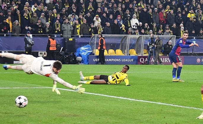 11.12.2024, xhbx, Fussball UEFA Champions League, Borussia Dortmund - FC Barcelona, Barca emspor, v.l. Goal scored, Tor zum 2;3 Gregor Kobel (Borussia Dortmund), Jamie Gittens (Borussia Dortmund), Ferran Torres (FC Barcelona) (DFL DFB REGULATIONS PROHIBIT ANY USE OF PHOTOGRAPHS as IMAGE SEQUENCES and or QUASI-VIDEO) Dortmund