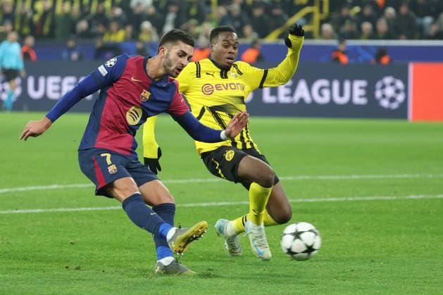 UEFA Champions League - Borussia Dortmund - FC Barcelona, Barca am 11.12.2024 im Signal Iduna Park in Dortmund Ferran Torres (Barcelona 7) erzielt das Tor zum 2 zu 3, Jamie Gittens (Dortmund 43) kann nicht mehr retten