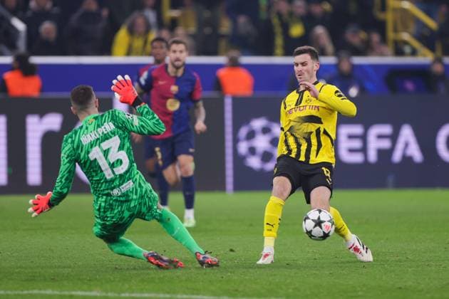 11.12.2024, UEFA Champions League, 6. Spieltag, Borussia Dortmund - FC Barcelona, Barca v. l. Torwart Inaki Pena (FC Barcelona) wird von Pascal Groß (Borussia Dortmund) umspielt und bereitet das Tor zum 2:2 durch Serhou Guirassy (Borussia Dortmund) vor, Dortmund Signal Iduna Park NRW Deutschland xRHR-FOTO DEx Copyright: DennisxEwert RHR-FOTOx RHR-FOTO DE